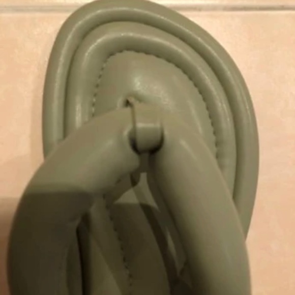 Zara inspired Minimalist Floater Thong Sandal in GREEN - Picture 5 of 7